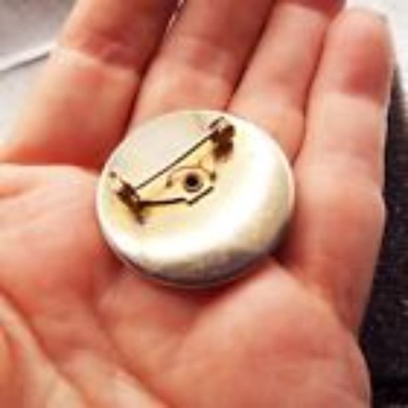 VINTAGE 1950'S ESTATE 3-D WHITE ROSE GLASS BUBBLE ROUND PIN 59 - Picture 2 of 2